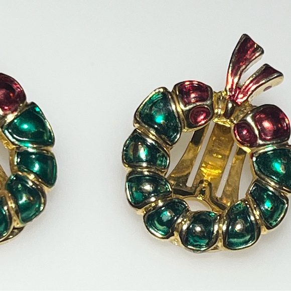 Vintage Gold Tone Red Green Enamel Christmas Wreath Clip On Earrings - Picture 12 of 16